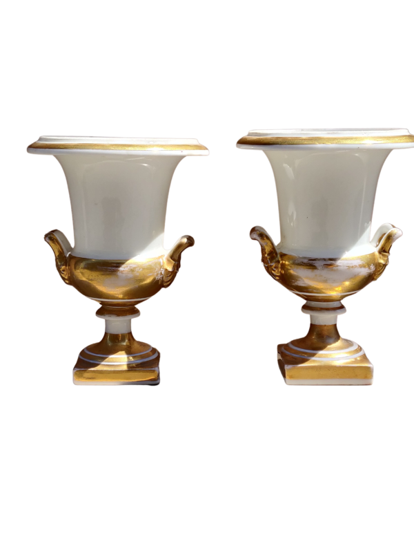 Paire de vases en porcelaine de Paris, 19ème