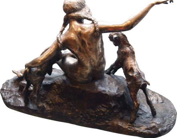bronze-femme-jouant-avec-des-chiens-par-ary-bitter-4