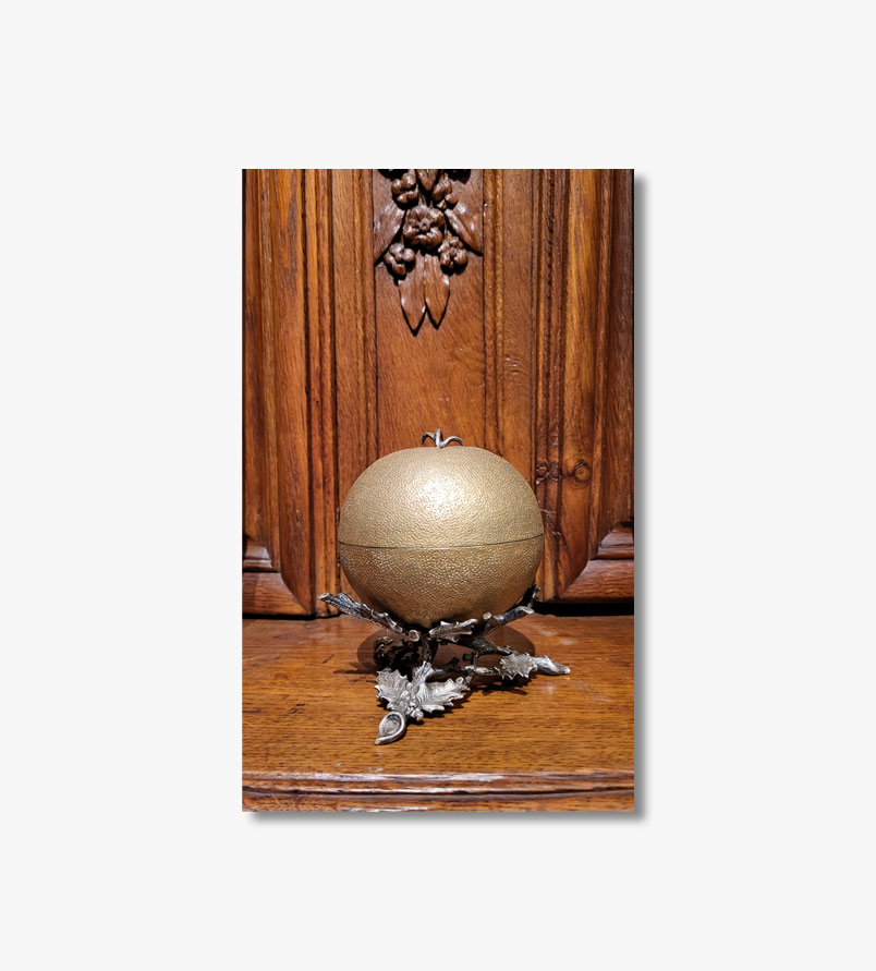 ucrier-en-forme-de-pomme-art-nouveau