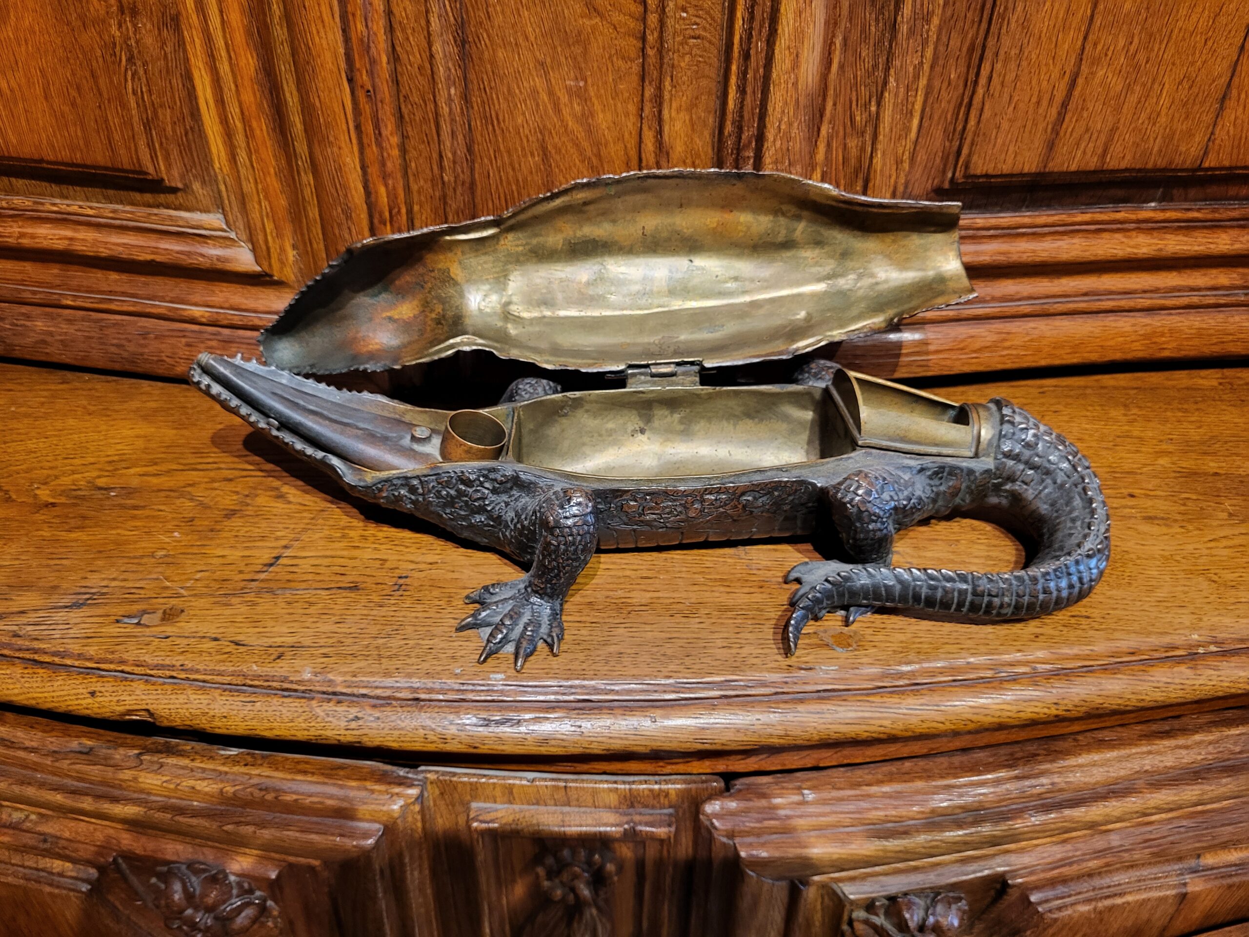 une-boite-a-cigare-crocodile-en-bronze-19-eme-1
